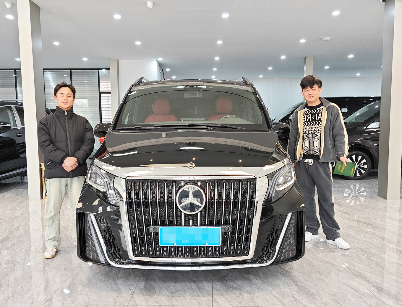 恭喜李老板喜提奔驰V260L七座商务车