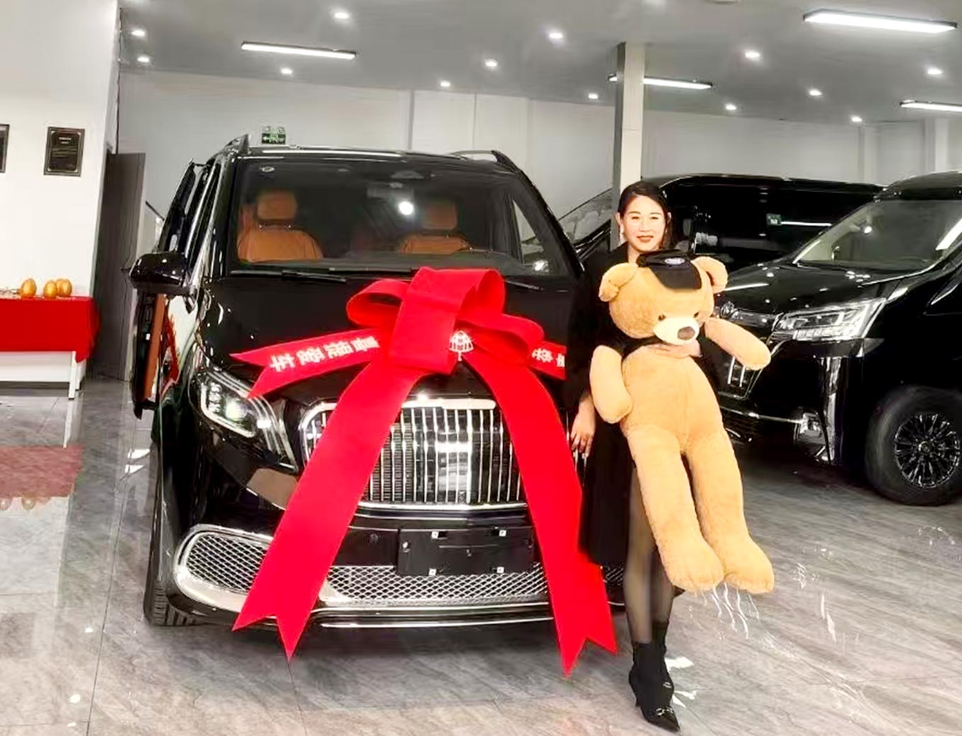 恭喜杨女士喜提奔驰威霆7座商务车