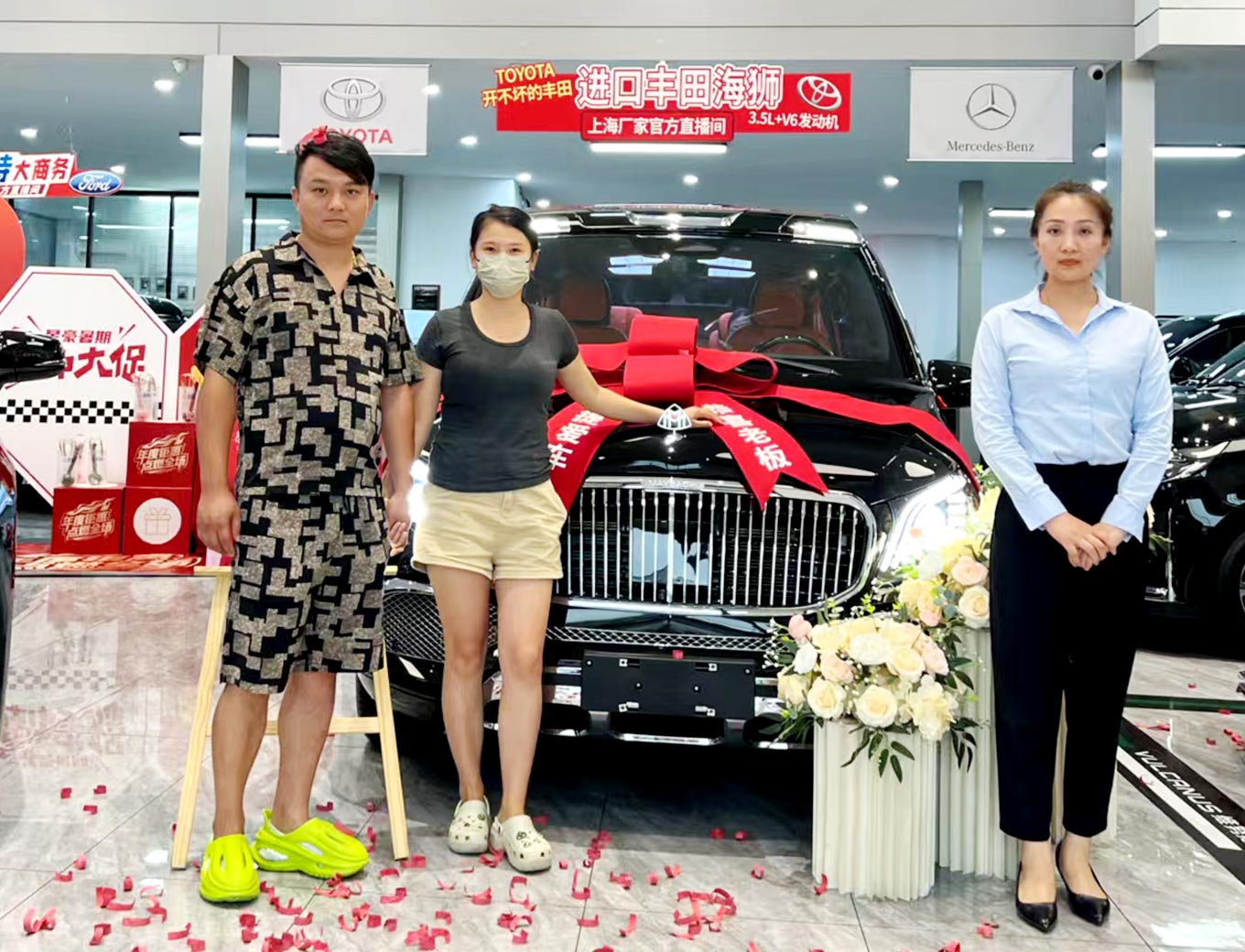 恭喜肖总夫妇喜提奔驰威霆商务车